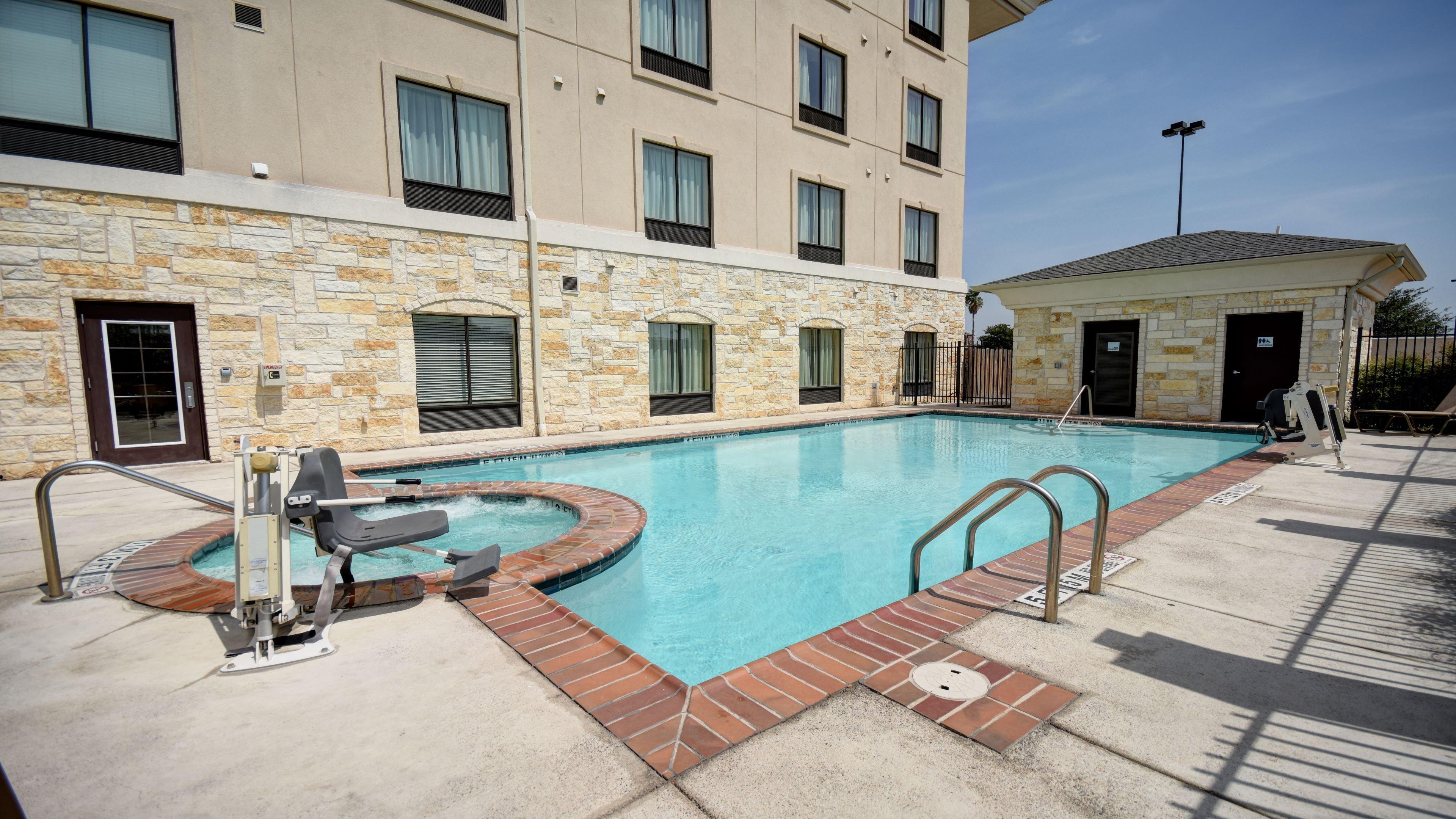 Holiday Inn Express & Suites Del Rio By Ihg Bagian luar foto