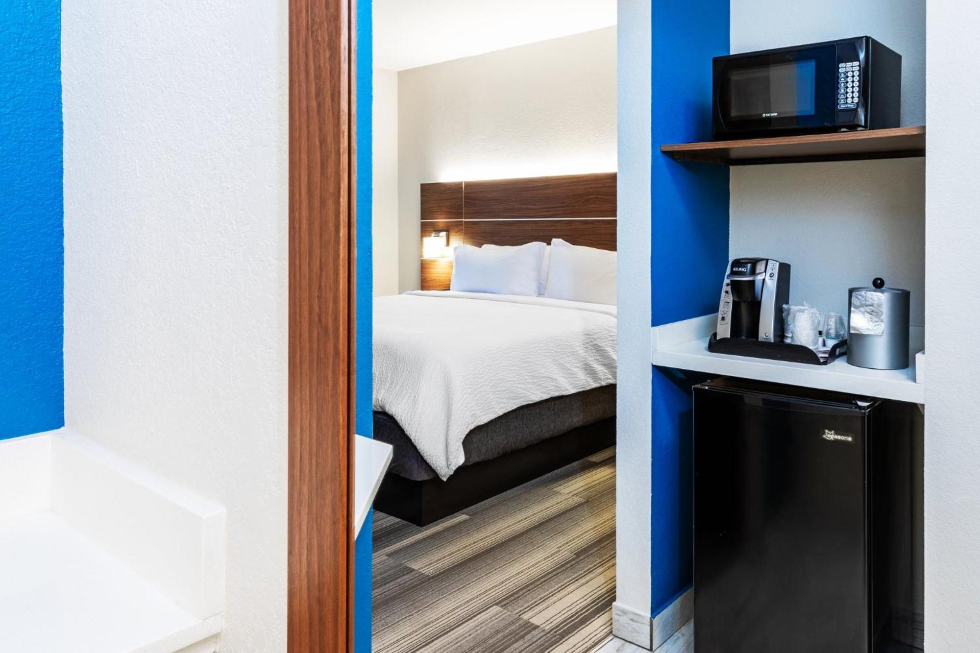 Holiday Inn Express & Suites Del Rio By Ihg Bagian luar foto